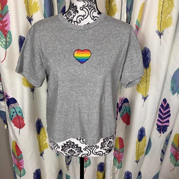 Love Streak Pride Rainbow embroidery Heart Patch short sleeve t-shirt - Picture 3 of 9